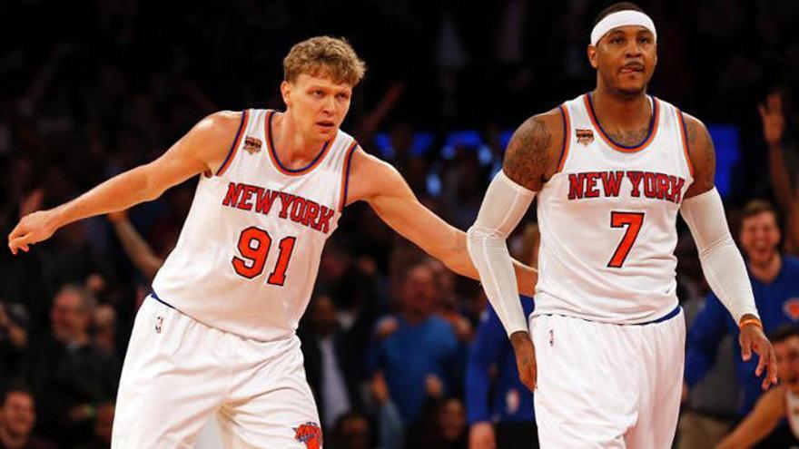 Kuzminskas, con Carmelo Anthony, en los Knicks.