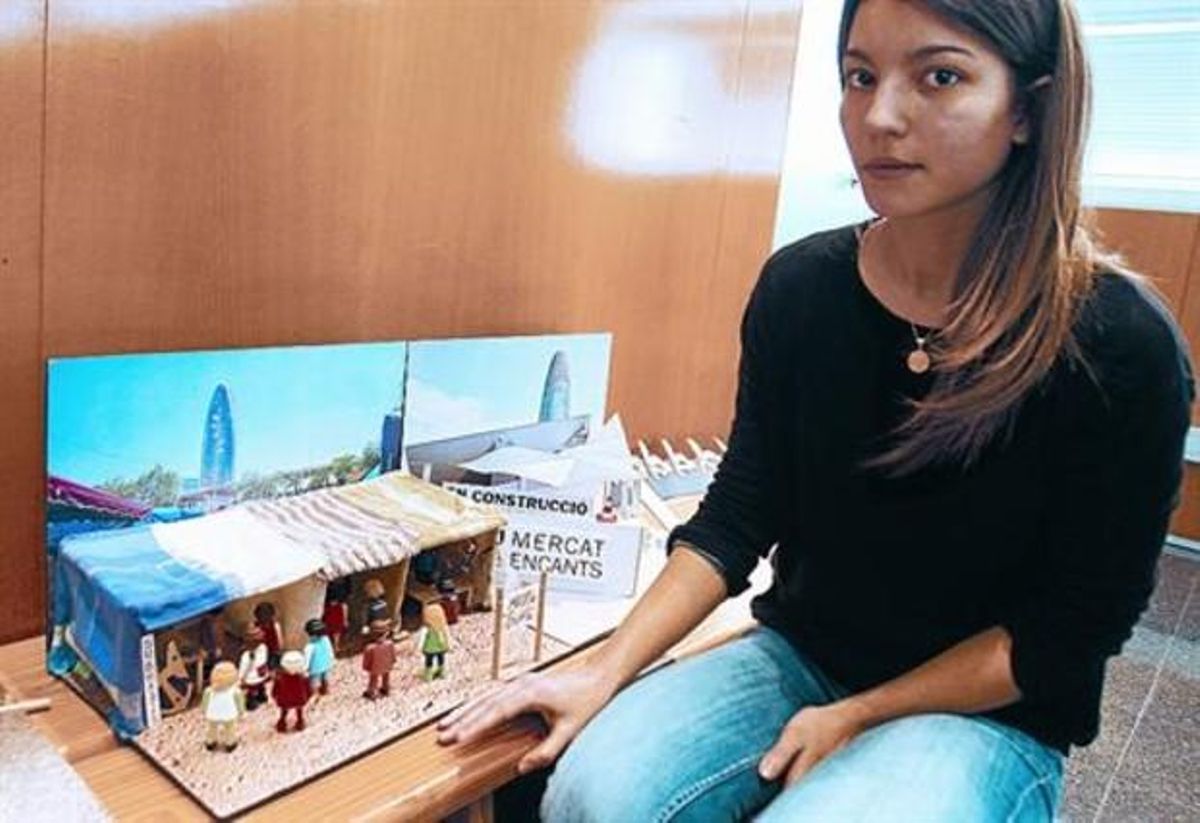 Maquetes 8 L’estudiant Mariana Sanz, davant dels treballs finalistes per promocionar els Encants.