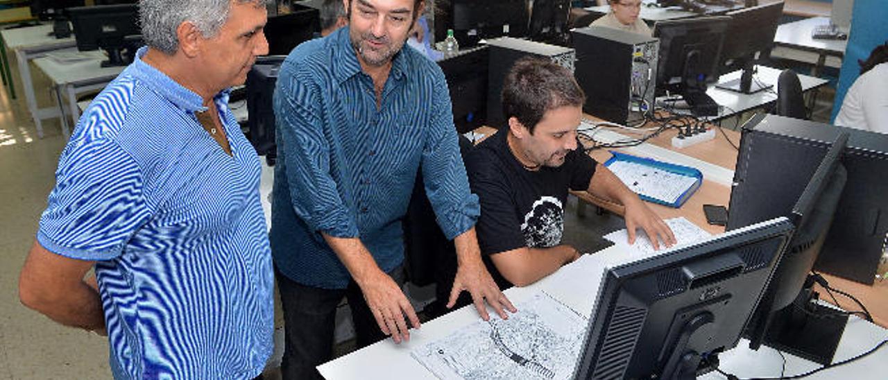 Armando González y Ángel Rodríguez con alumnos en el aula de Edificación y Proyectos de Obra Civil en el IES Mesa y López.