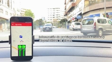 Uno de los servicios que ofrece es la información sobre los parkings por la zona que se transite, y de sus plazas disponibles.