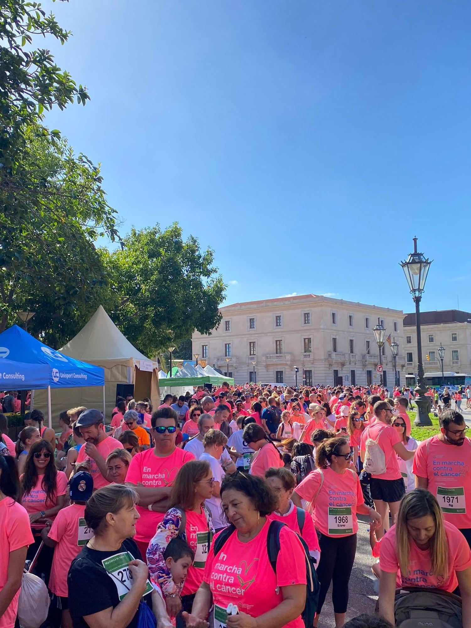 La carrera ‘Mallorca En Marcha Contra el Cáncer’ tiñe Palma de rosa