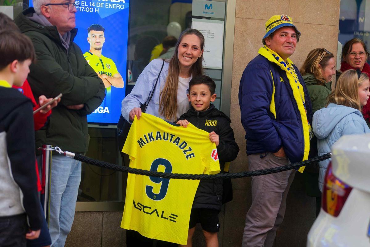 Galería | La afición del Villarreal, enloquecida con Willy Kambwala y el 'killer' Georges Mikautadze