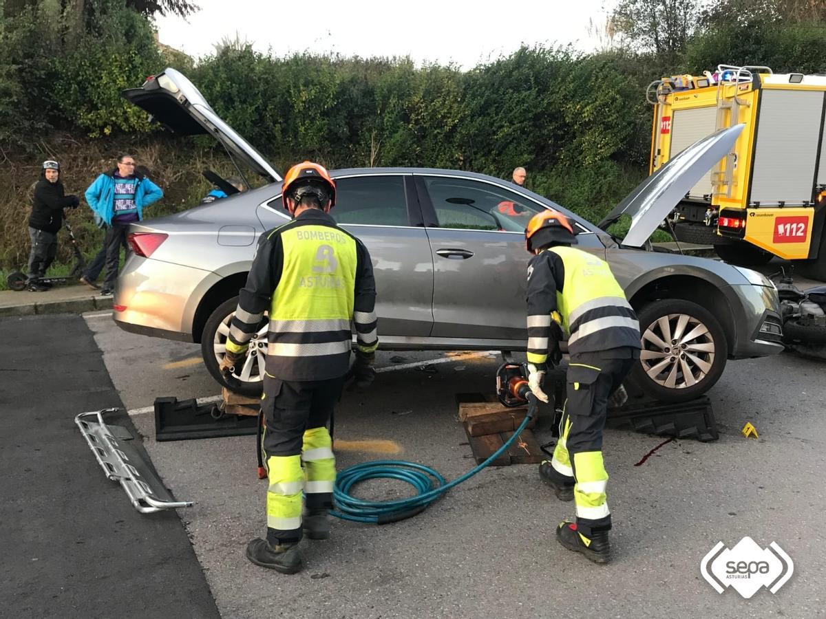 El coche bajo el que quedó atrapado el motorista