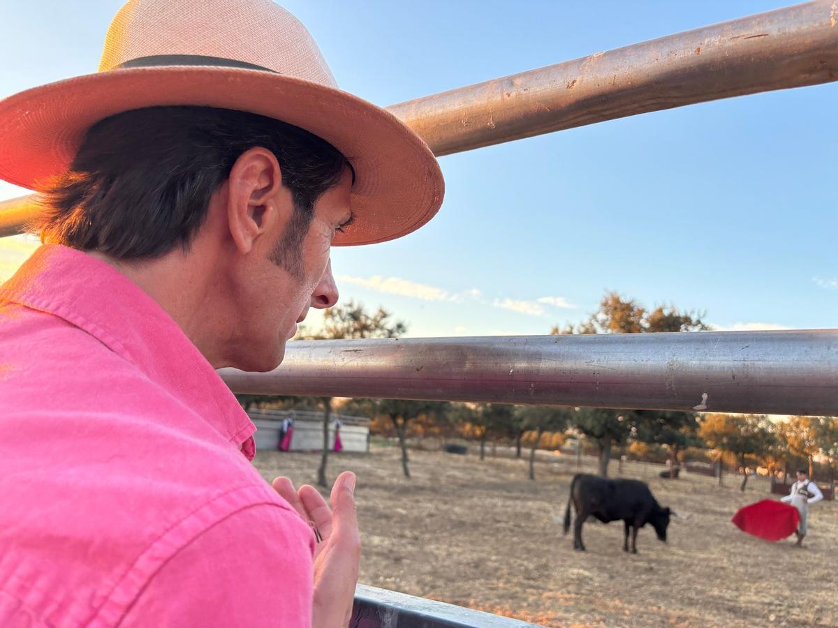 GALERÍA | Alumnos de la Escuela Taurina de Navas del Rey participan en una retienta en la ganadería Toros Villalpando