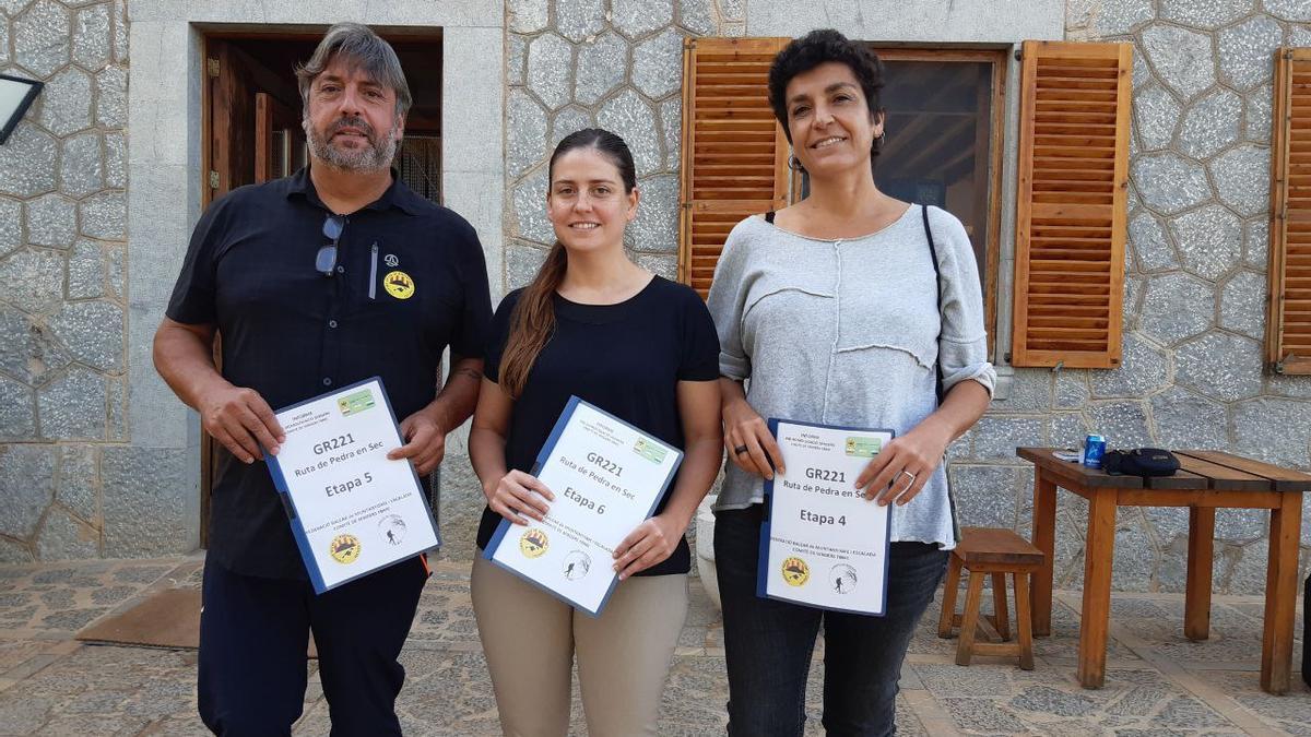 Xisco Fanals (Federació de Muntanyisme), Aurora Ribot e Inmaculada Férriz, directora insular de Medio Ambiente.