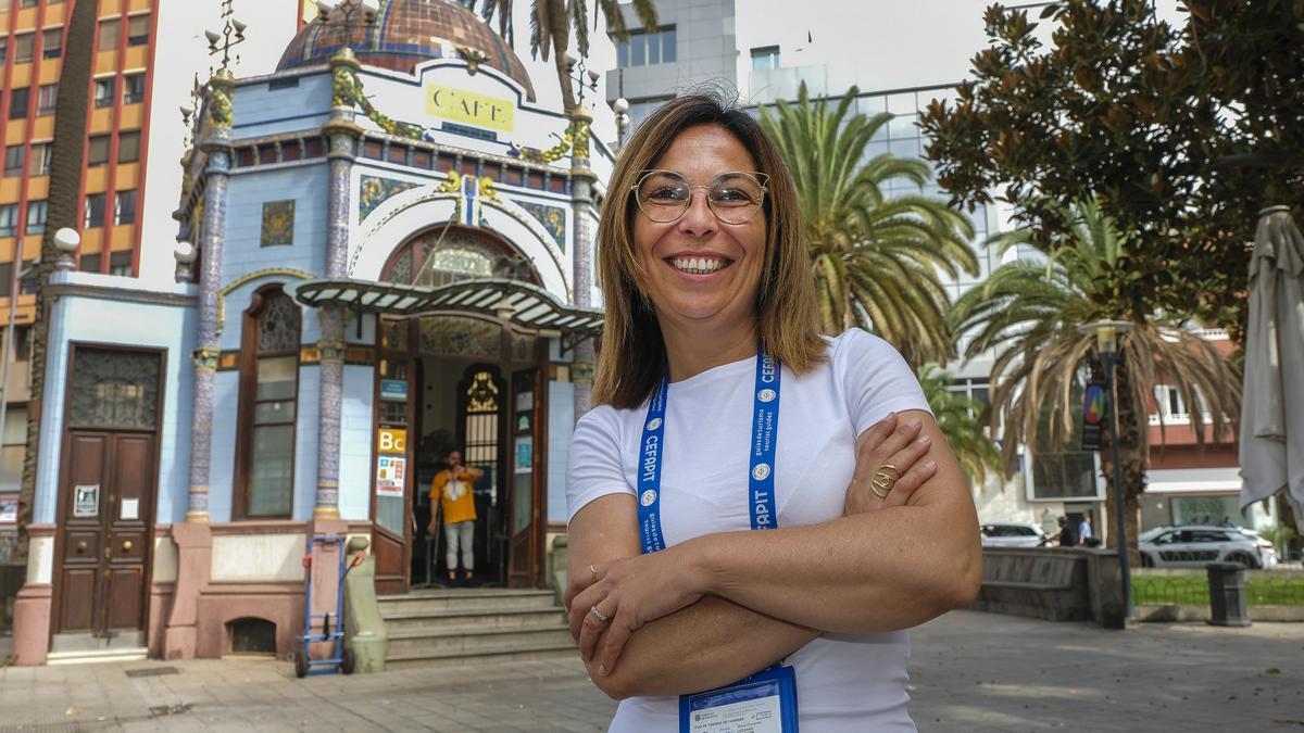 María Lezcano Mendoza, guía turística, en el parque de San Telmo de Las Palmas de Gran Canaria.