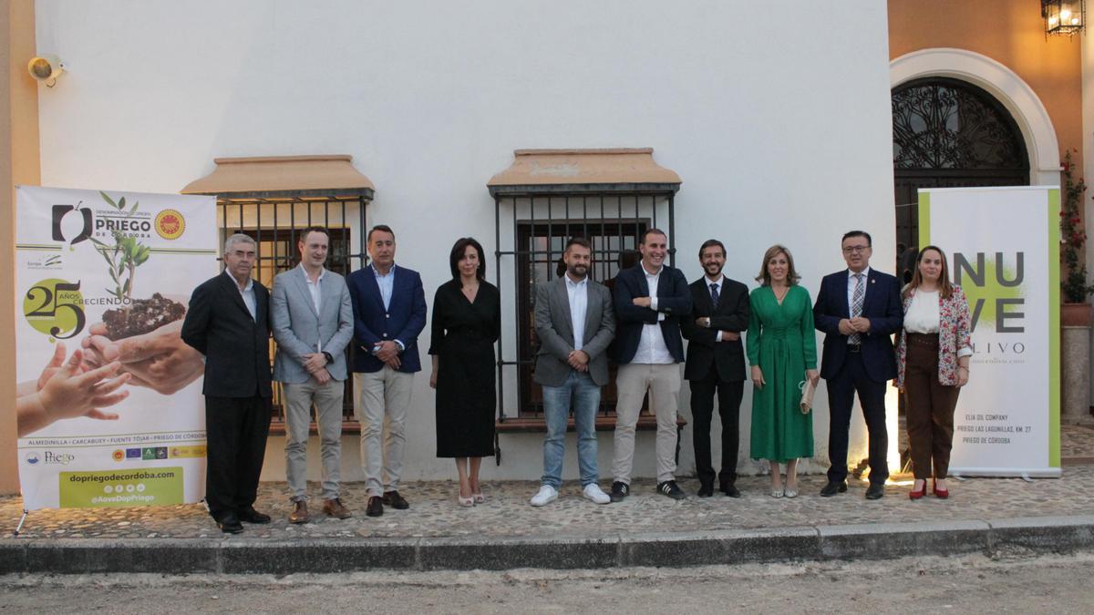 Asistentes al acto de presentación de la nueva almazara.