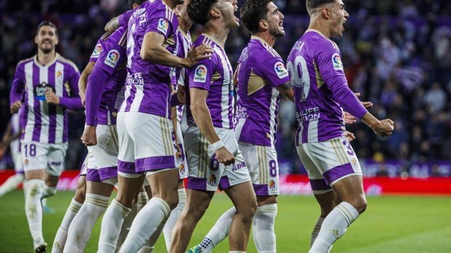 Los jugadores del Valladolid celebran un gol.