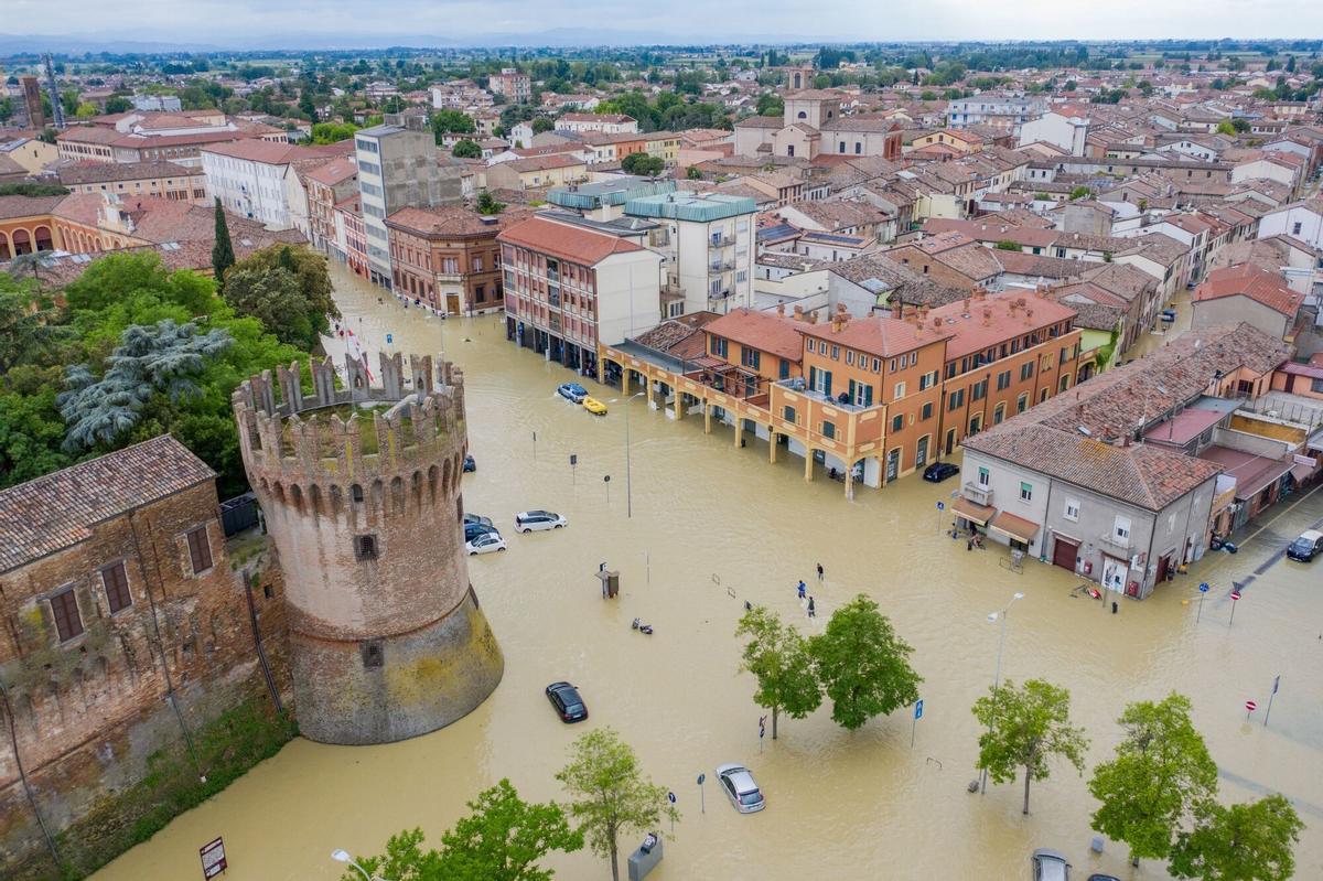 Al menos 14 muertos y 20.000 evacuados tras las inundaciones en Emilia Romaña (Italia)