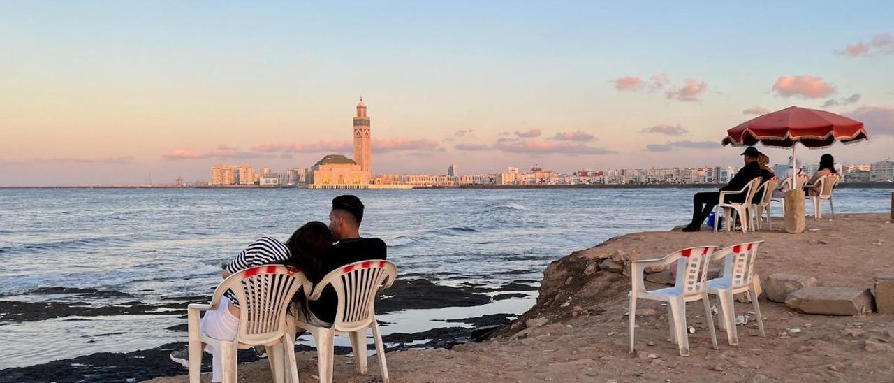 Una pareja contempla la puesta de sol en Casablanca.