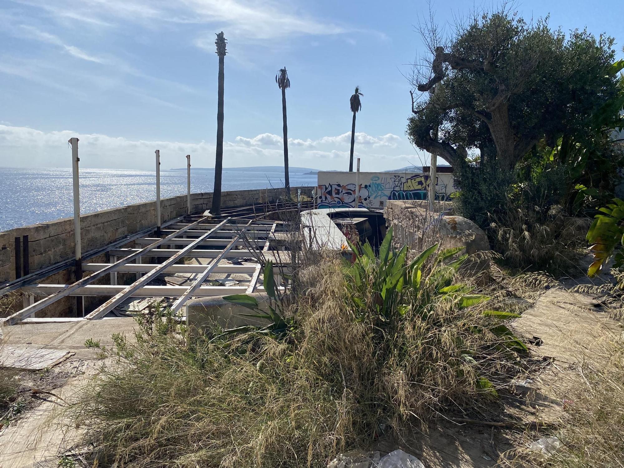 FOTOS: Estos son los restos del beach club Lolita sobre el fortín de San Carlos de Palma que la Autoridad Portuaria retirará