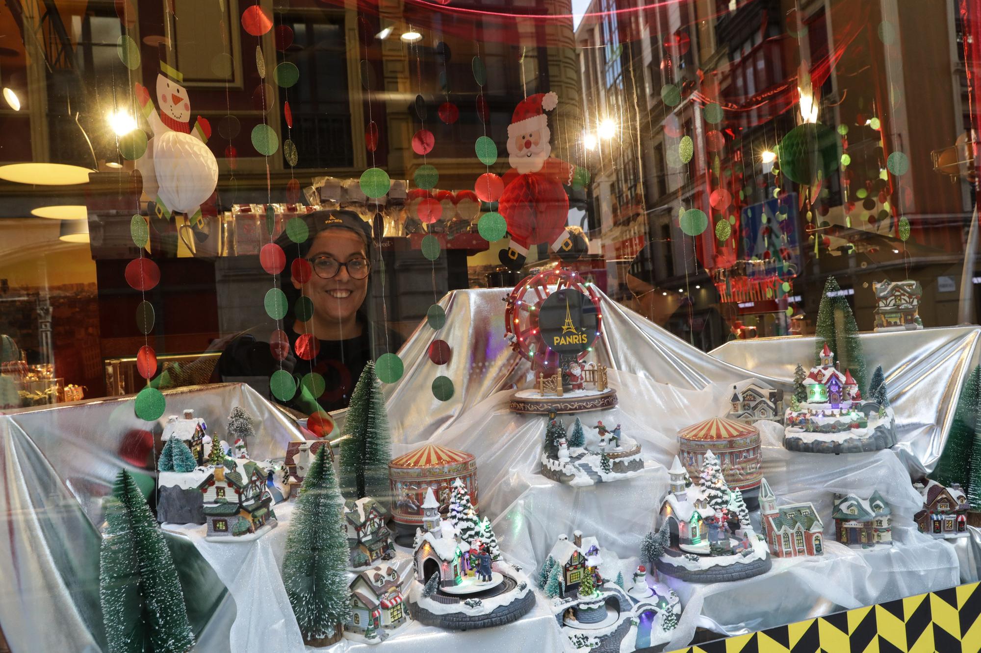 En imágenes: La Navidad de Gijón ya asoma por los escaparates