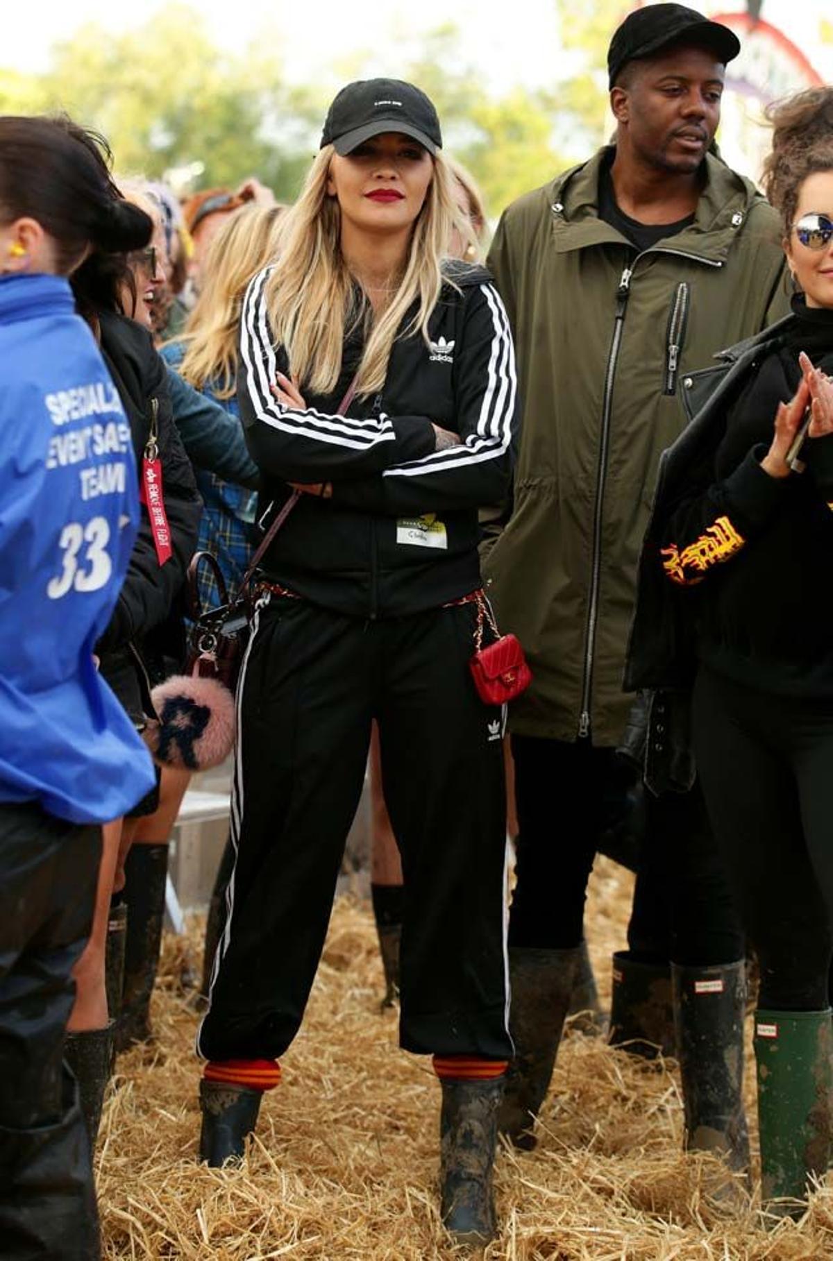 Rita Ora, en chándal, en el Festival de Glastonbury.