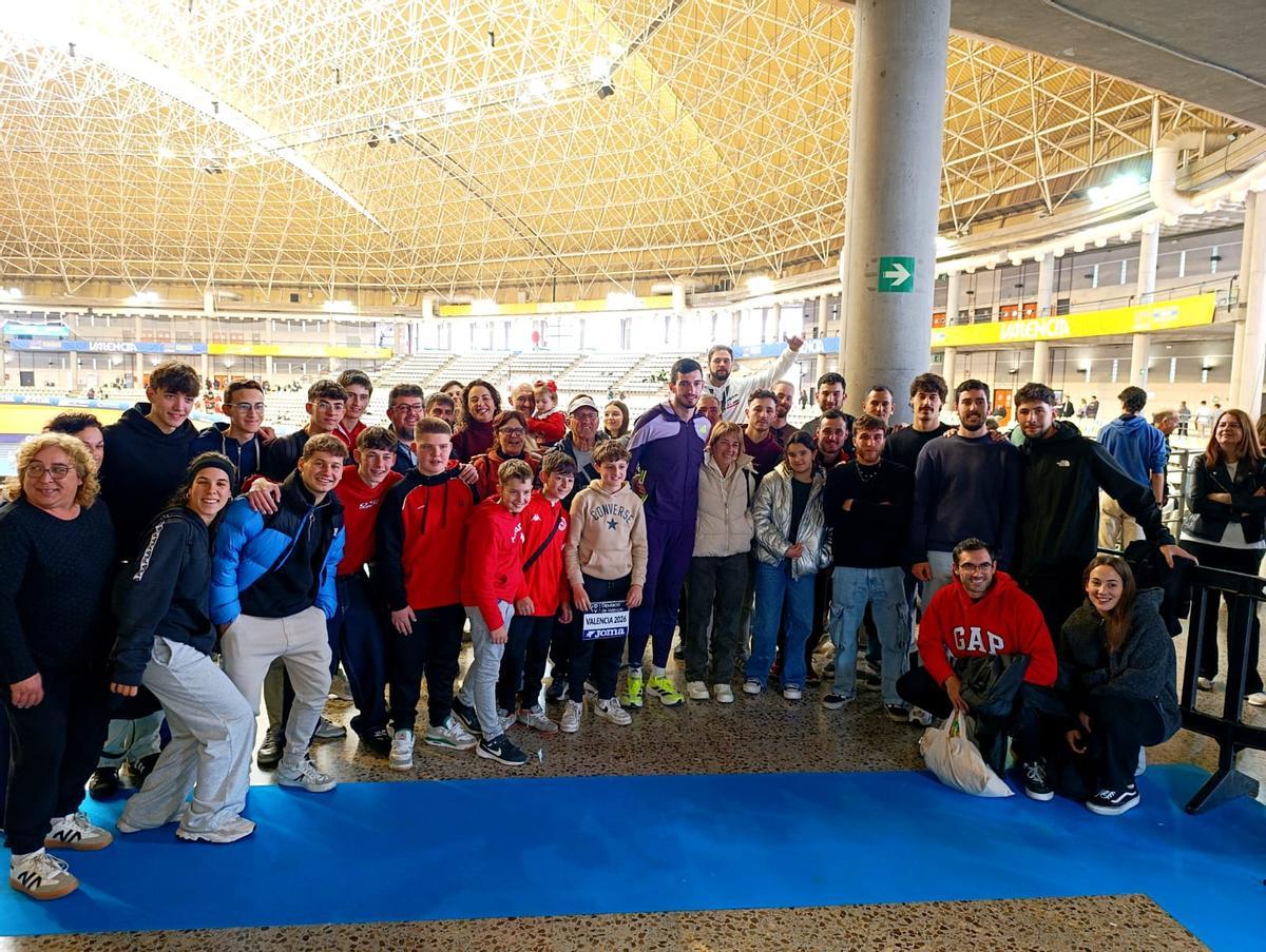 Quique Llopis y su incondicional afición de Bellreguard, al final del Campeonato de España