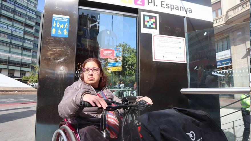 Isabel, una usuaria de transporte público frente al ascensor averiado en Plaza de España.  | FERNANDO BUSTAMANTE