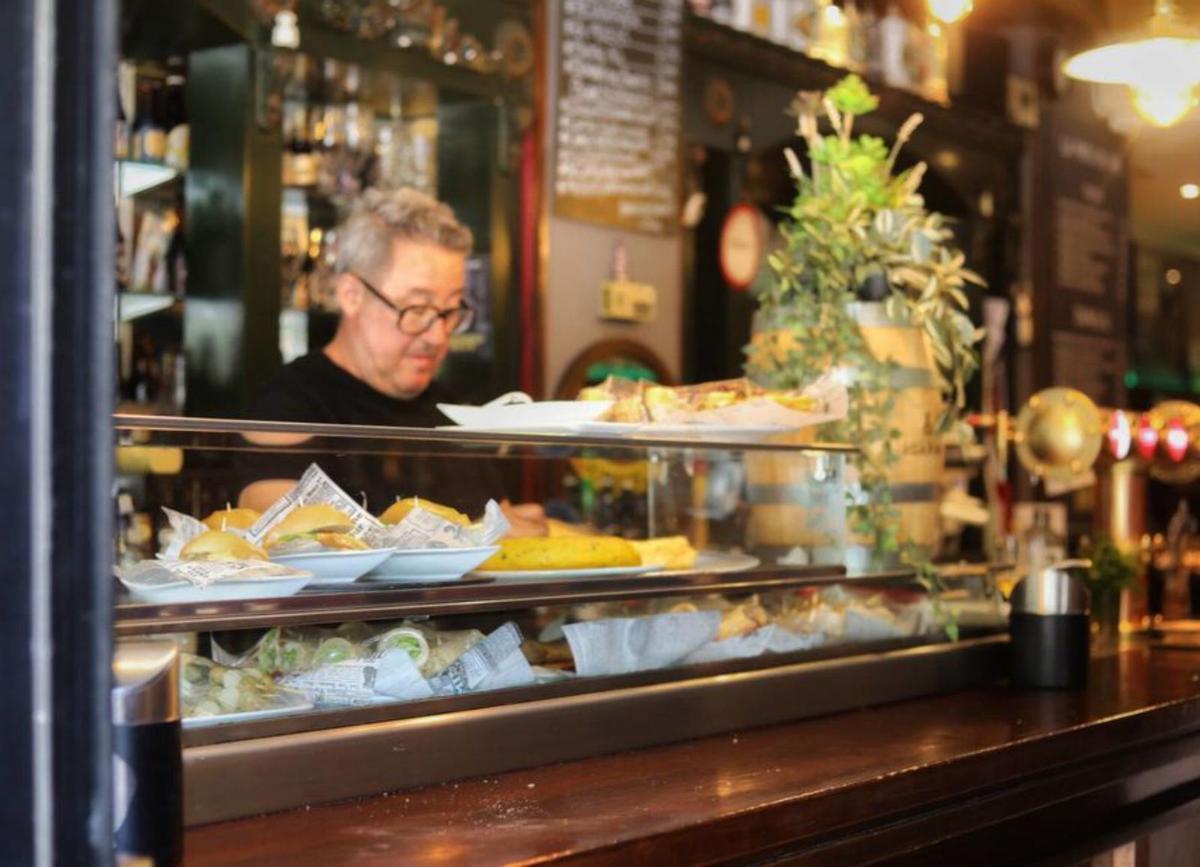 1.- Ignacio Leal, en La Pinta de Oro. 2.- María Antonia Morán en su negocio de frutas y encurtidos. 3.- Ángel Domínguez en su puesto del mercado. 4.- Terraza del café Loft. 5.- Caja del bazar Tedi. 6.- Conchi Azcaray en su panadería. 7.- Marga Serrano en su puesto de embutidos. 8.- Pescadería de Antonio Vega. | Alba Prieto