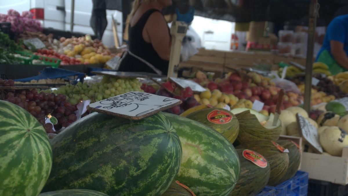 Puesto de frutas en un mercadillo de Rincón de la Victoria.