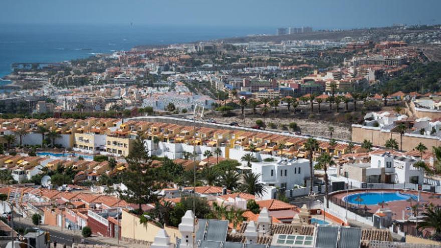 La zona turística del sur de Tenerife satura la autopista entre Guaza y Fañabé.