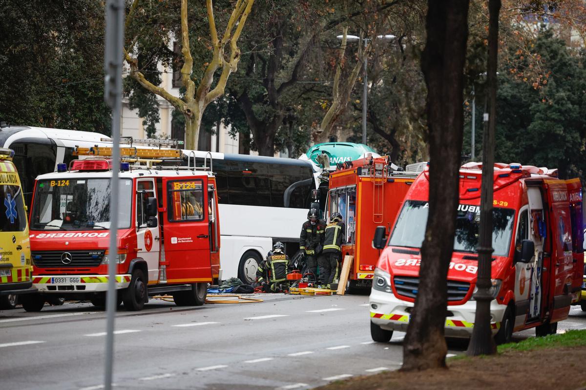 Más de treinta personas han resultado heridas de diversa consideración, dos de ellas en estado crítico, al chocar dos autocares en la avenida Diagonal de Barcelona 