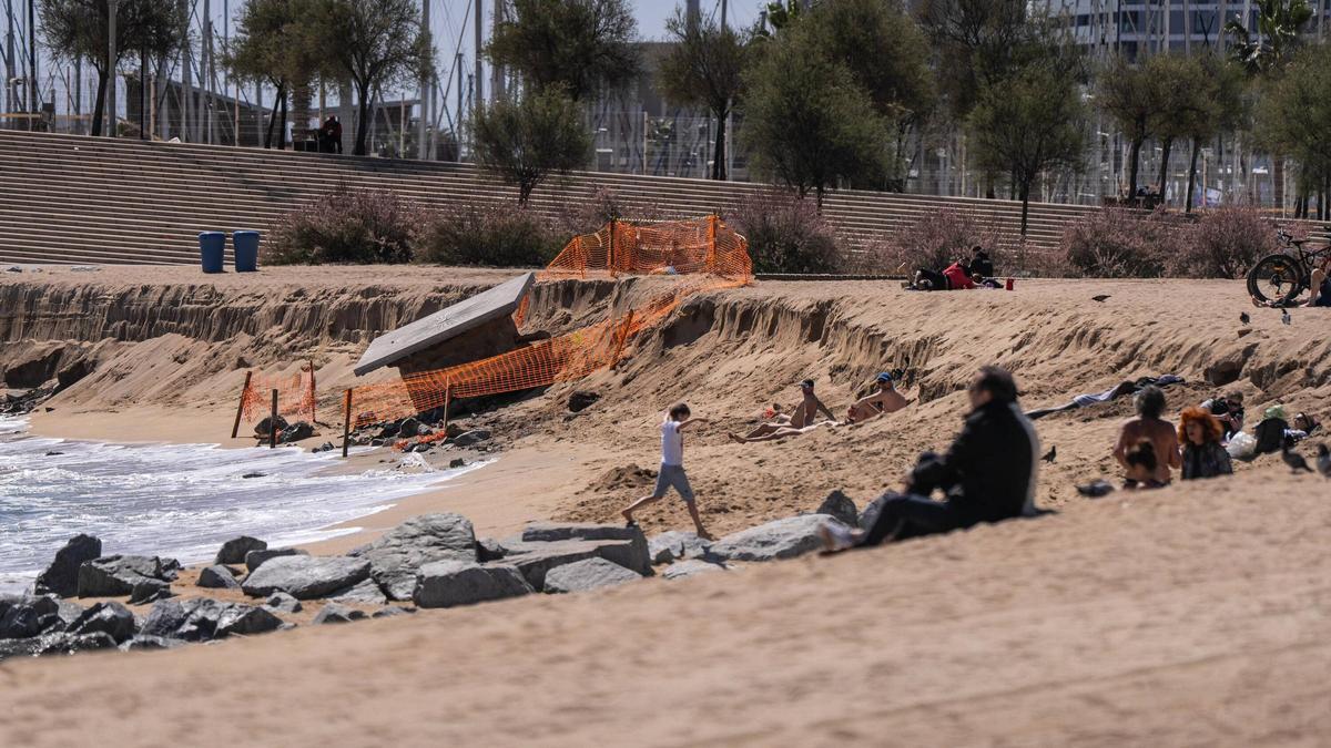 El temporal marítimo destroza buena parte de las playas del litoral catalán.