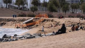 El temporal marítimo destroza buena parte de las playas del litoral catalán.