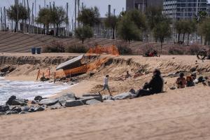 El temporal marítimo destroza buena parte de las playas del litoral catalán.