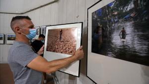 Un trabajador cuelga las fotos de la exposición Visa pour l’image en la localidad francesa de Perpiñán, este martes.