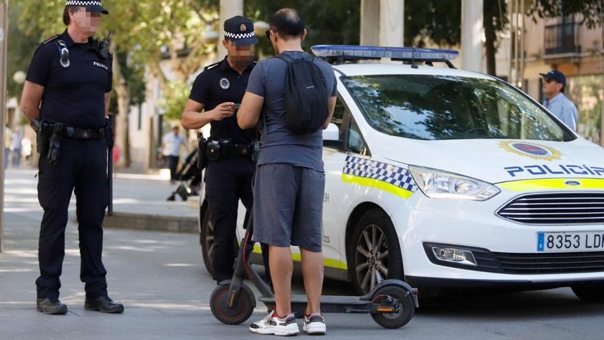 La Policía Local denuncia a más de 500 conductores de patinetes eléctricos en Córdoba