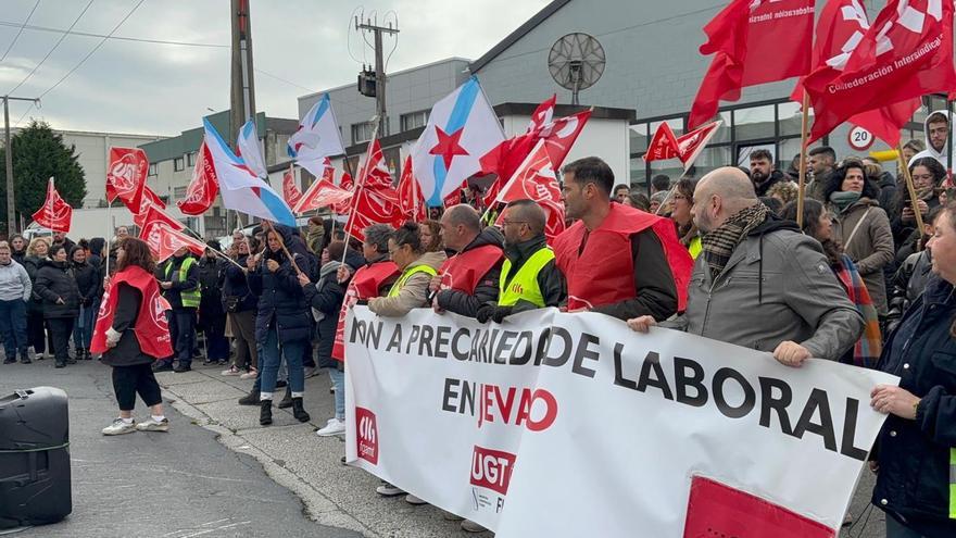 Trabajadores en la última manifestación en Arteixo. |  LOC