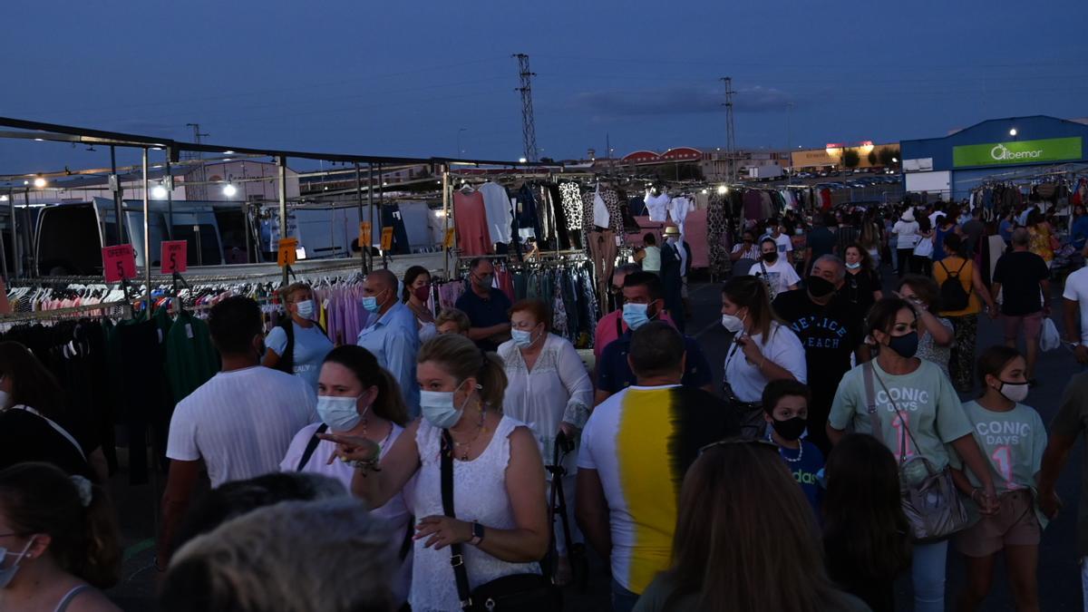 Público en el mercadillo nocturno que se celebró por primera vez en el polígono El Nevero el 8 de septiembre de 2021.