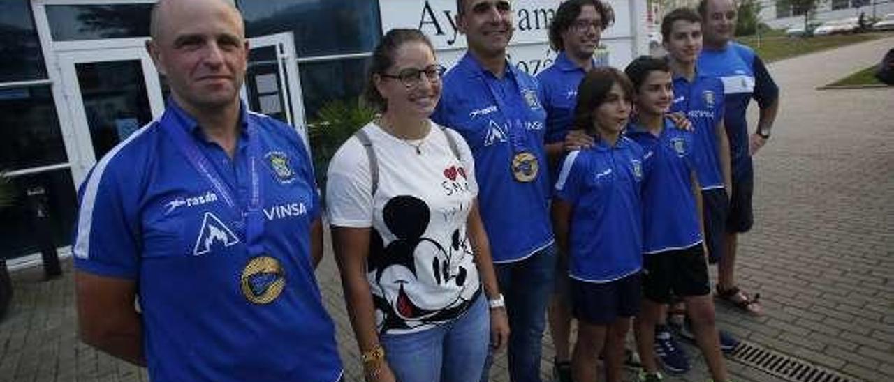 García, López y miembros del Club Náutico de Luanco, ayer, con la edil de Deportes, Mariana García.