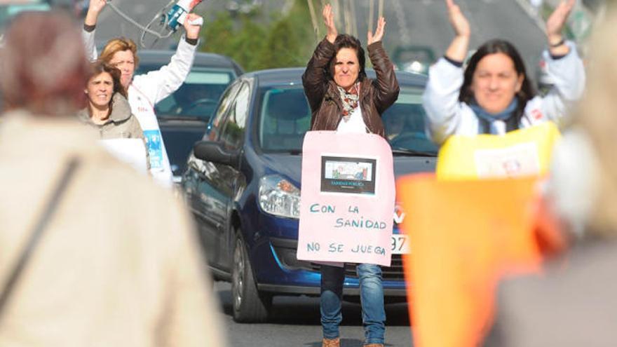 Unos 200 trabajadores del Chuac se movilizan contra  los recortes