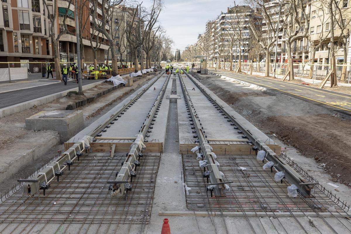 El tranvía avanza por la Diagonal entre Glòries y Verdaguer