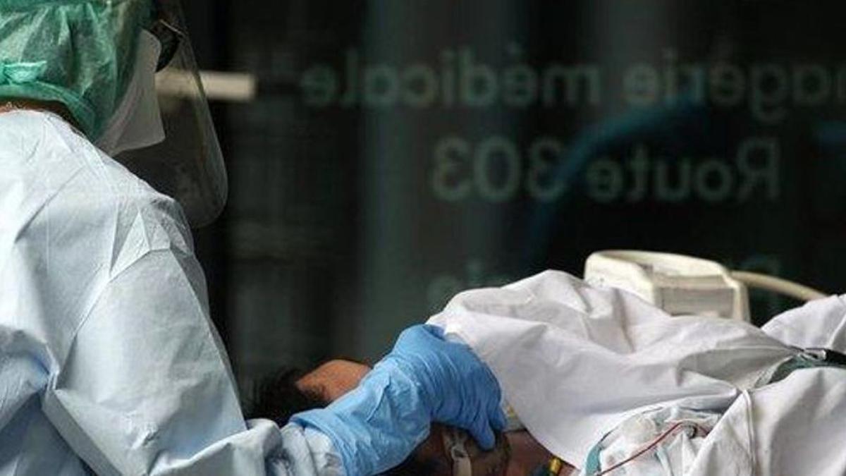 Una profesional atiende a un paciente en un centro sanitario.