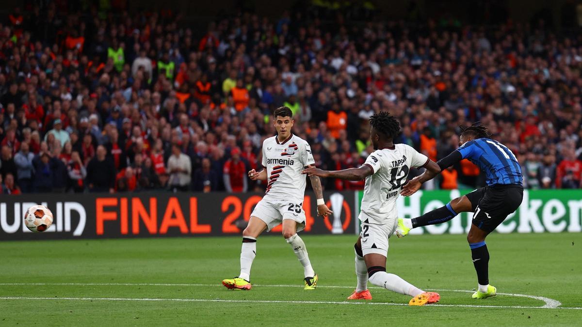 Lookman makes it 2-0 for Atalanta at Bayer Leverkusen with an accurate shot from outside the penalty area.