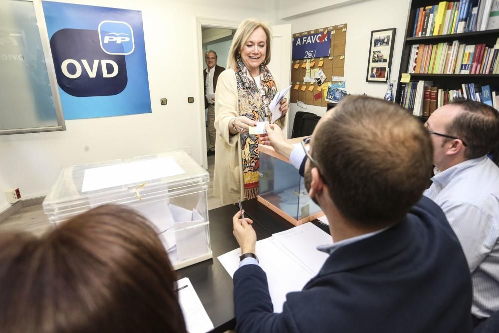 Mercedes Fernandez vota en la sede regional del PP.