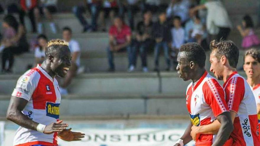 Sidibé, izquierda, celebra un gol del Arosa. // Iñaki Abella