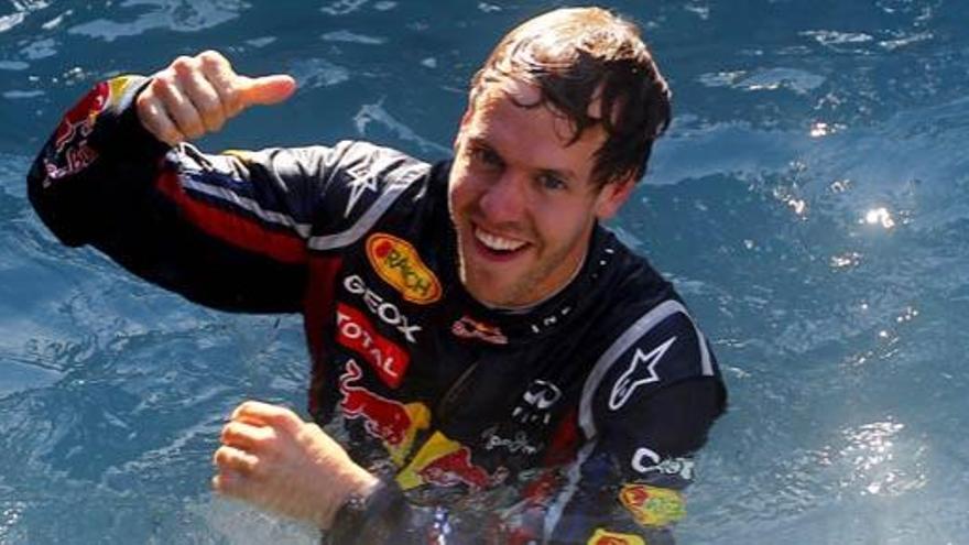 Vettel se baña para celebrar la victoria conseguida en el Gran Premio de Mónaco.