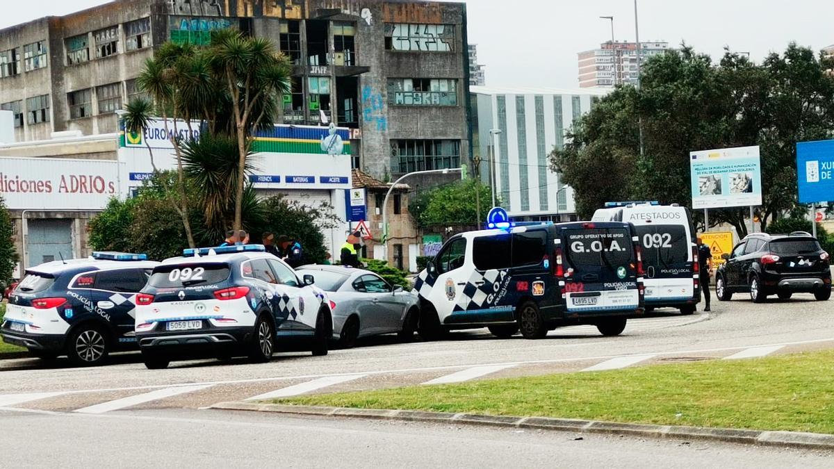 El coche, flanqueado por varios vehículos policiales.