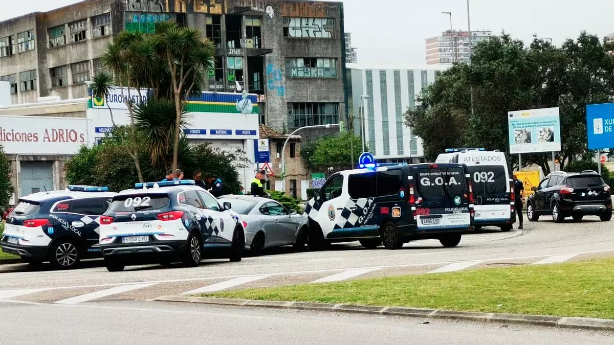 Persecución en Vigo: un joven acaba empotrado contra un coche de la Policía