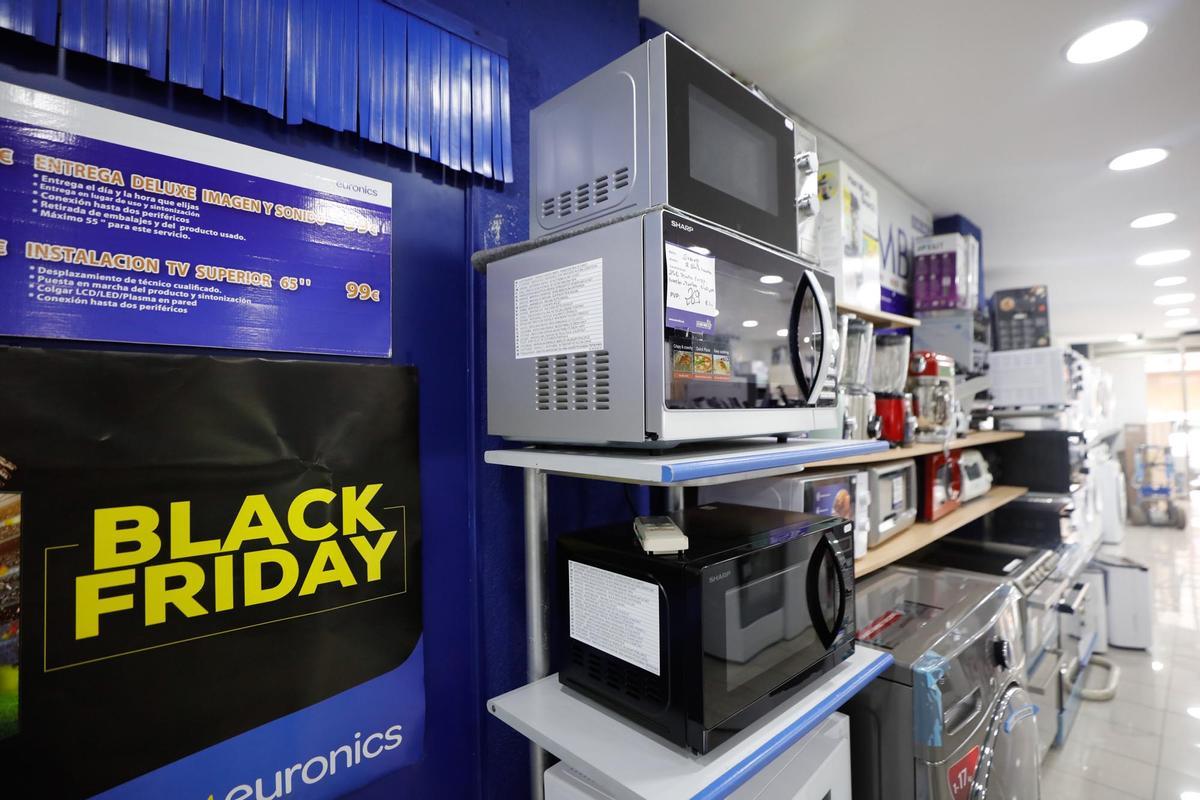 Galería de imágenes de los comercios de cara al Black Friday en Ibiza