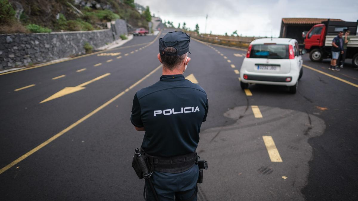 Un agente de la Policía Nacional en una de las carreteras cortadas en La Palma.