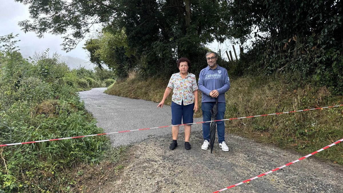 Loli Cifuentes y Pergentino Martínez, durante la visita al camino de Peña Careses.