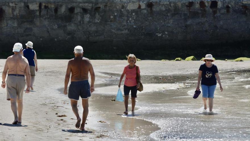 Paseo por la playa y terraza: el paraíso de la fase 1 de la desescalada en Galicia