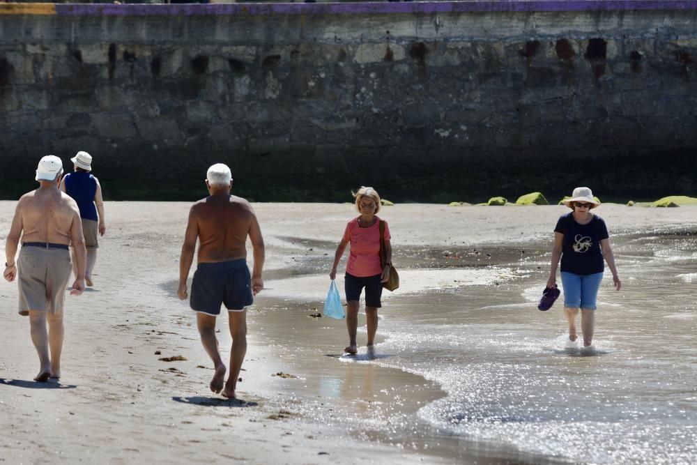 Paseo por la playa y terraza: el paraíso de la fase 1 de la desescalada en Galicia