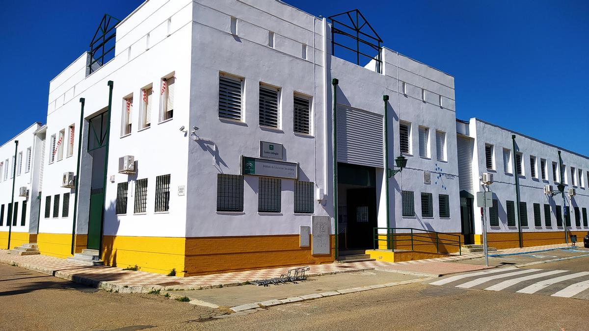 Exterior del IES Colonial de Fuente Palmera, donde estudiaba el menor ahogado en los Baños de Popea.