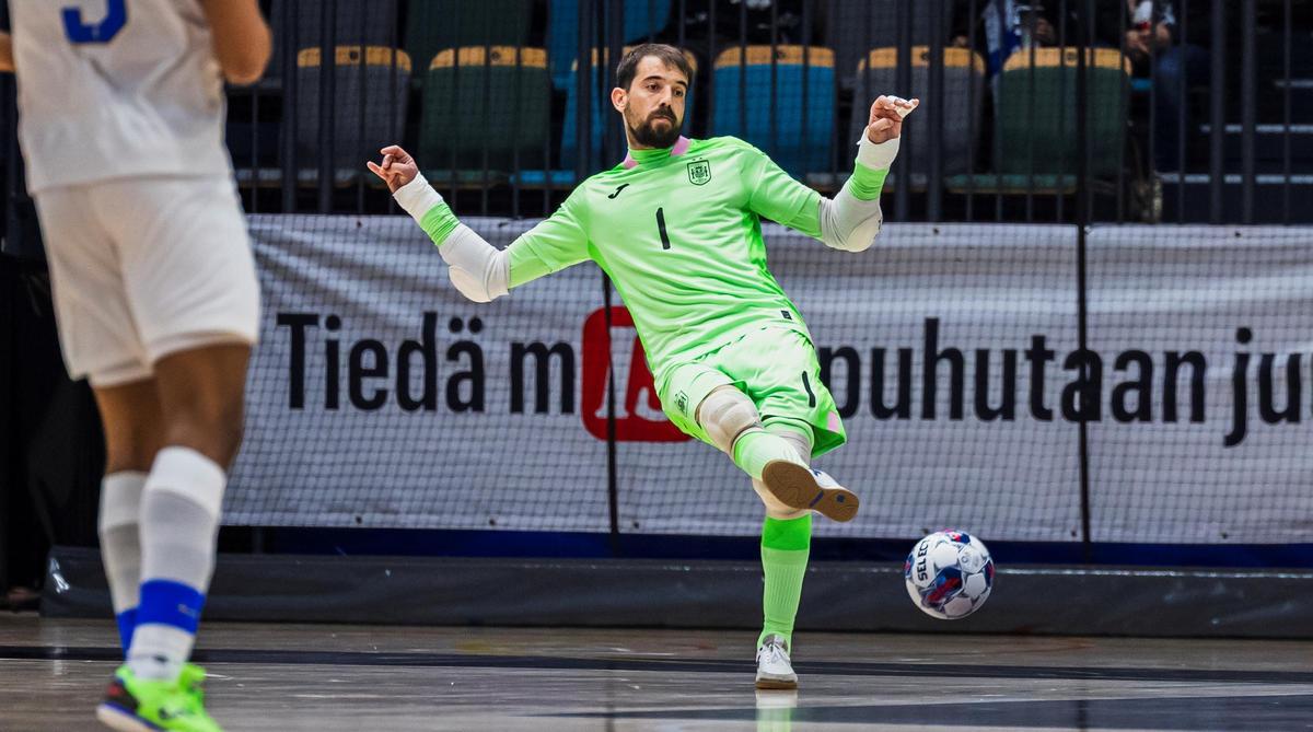 Fabio golpea el balón en el encuentro contra Finlandia.