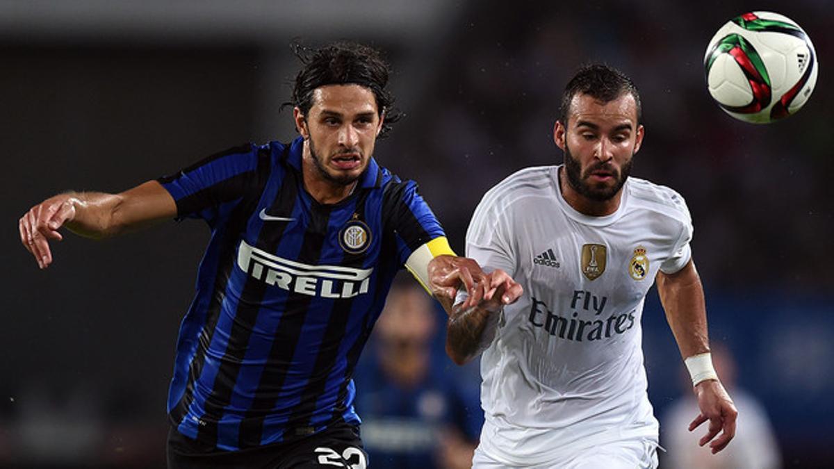 Jesé y Andrea Ranocchia, en un momento del partido que han disputado el Madrid y el Inter en Guangzhou