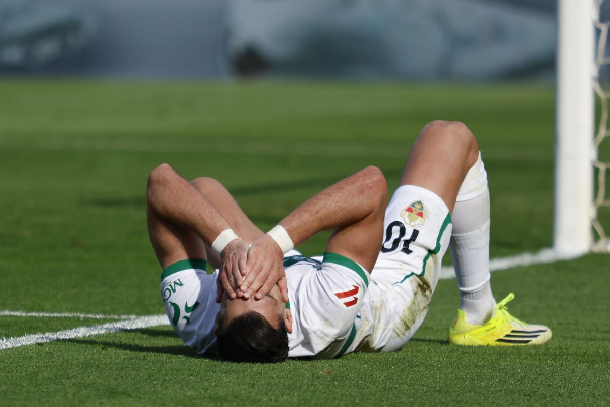 Rafa Mir, en el suelo, ha sido acusado por Omar El Hilali de dispensarle un trato racista en Elche.