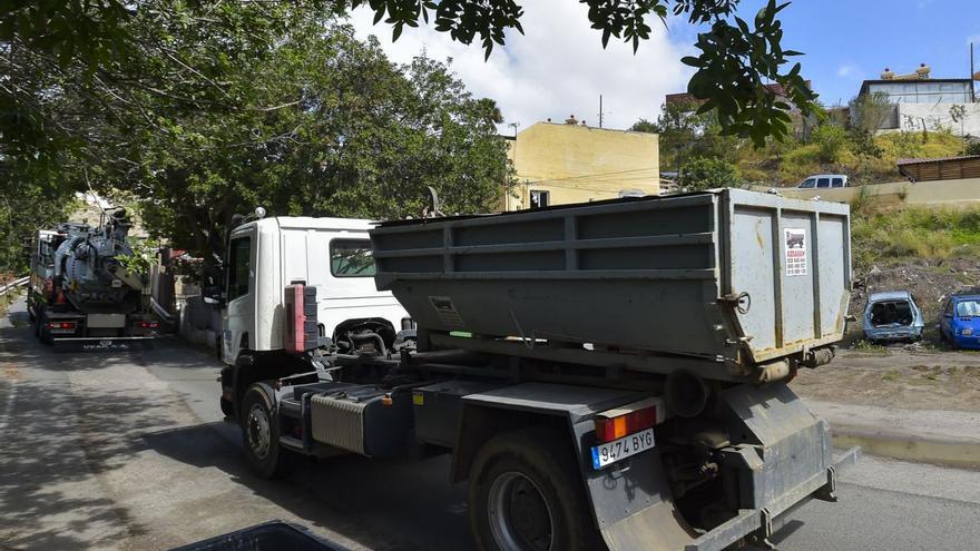 Camiones de la compañía Emalsa circulando por Barranco Seco. | |